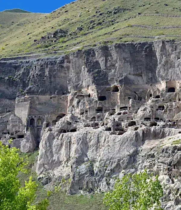 Die tausendjährige Höhlenstadt Wardsia in Georgien, in die Berghänge gehauen.