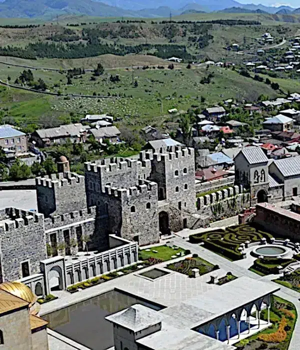 Festung Rabati in Achalziche, Georgien, mit Blick auf die Türme, die goldene Kuppel und den Innenhof. Renoviert im Jahr 2012.