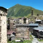 Tours défensives médiévales d’Ushguli, Svanétie (Géorgie), au pied des montagnes verdoyantes sous ciel bleu.